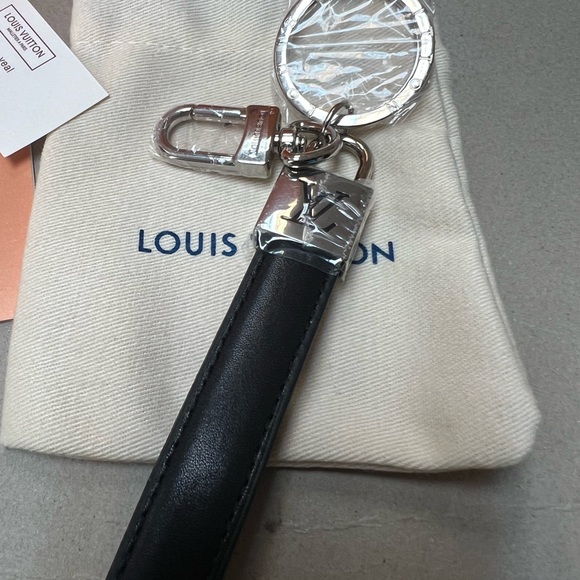 Louis Vuitton Silver and Black Key Holder - Picture 2 of 10